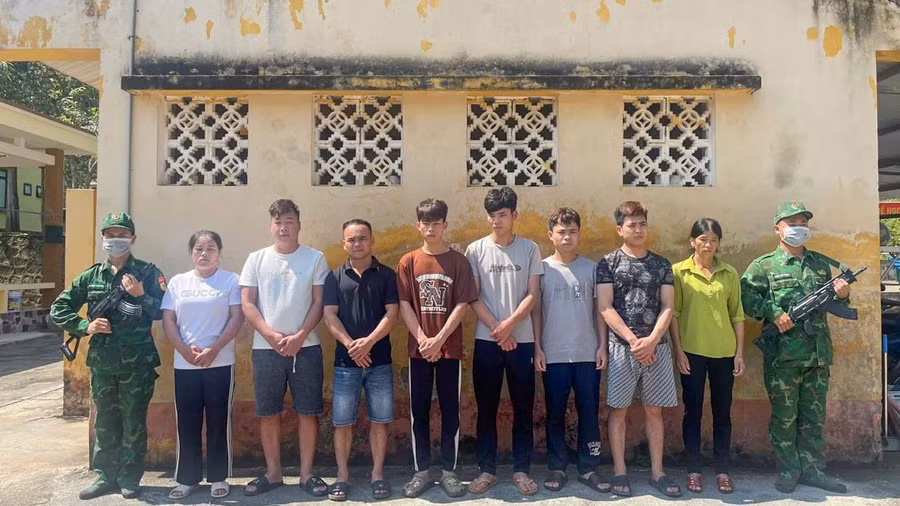 Các đối tượng trong đường dây tổ chức, môi giới cho người nước ngoài nhập cảnh trái phép bị bắt giữ tại Đồn Biên phòng Đàm Thủy. Ảnh: H.D