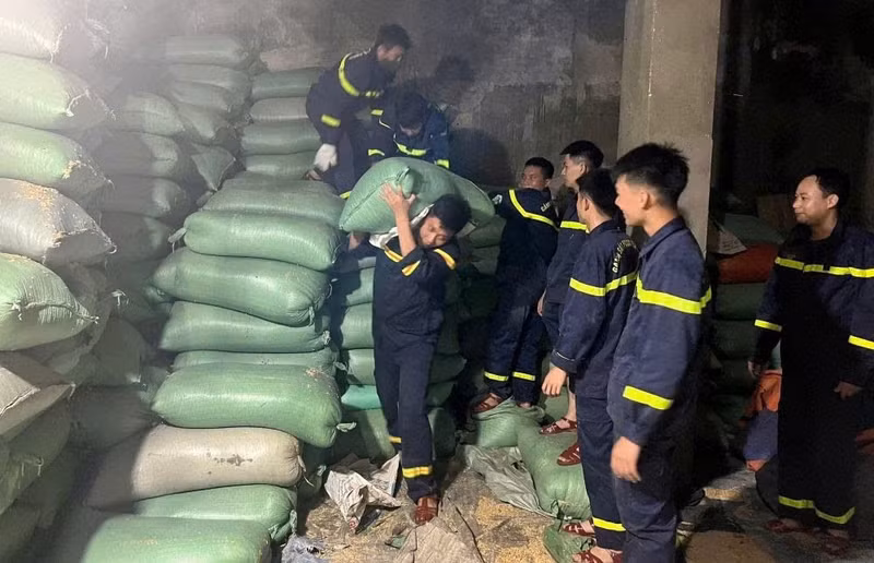 Lũ lớn khiến tuyến đê kênh T2, thuộc xã Tống Sơn bị vỡ một đoạn dài 80 m vào đêm 26/8. Rạng sáng nay, cảnh sát cứu hộ cứu nạn Công an tỉnh Thanh Hóa được huy động hỗ trợ di dời kho thóc hơn 100 tấn trong khu dân cư gần khu vực vỡ đê này. 1863670811584949481.jpg