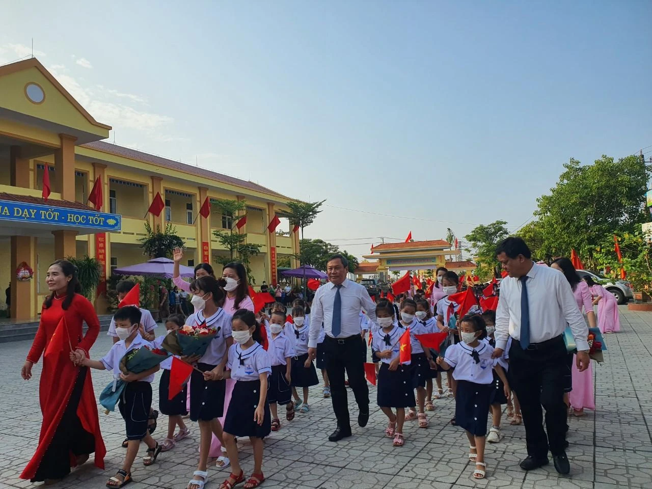 Ông Vũ Đại Thắng, Ủy viên Trung ương Đảng - Bí thư Tỉnh ủy Quảng Bình; ông Trần Phong - Ủy viên Ban thường vụ Tỉnh ủy - Bí thư thành ủy - Chủ tịch Hội đồng nhân dân Thành phố Đồng Hới đón các em học sinh vào lớp 1.