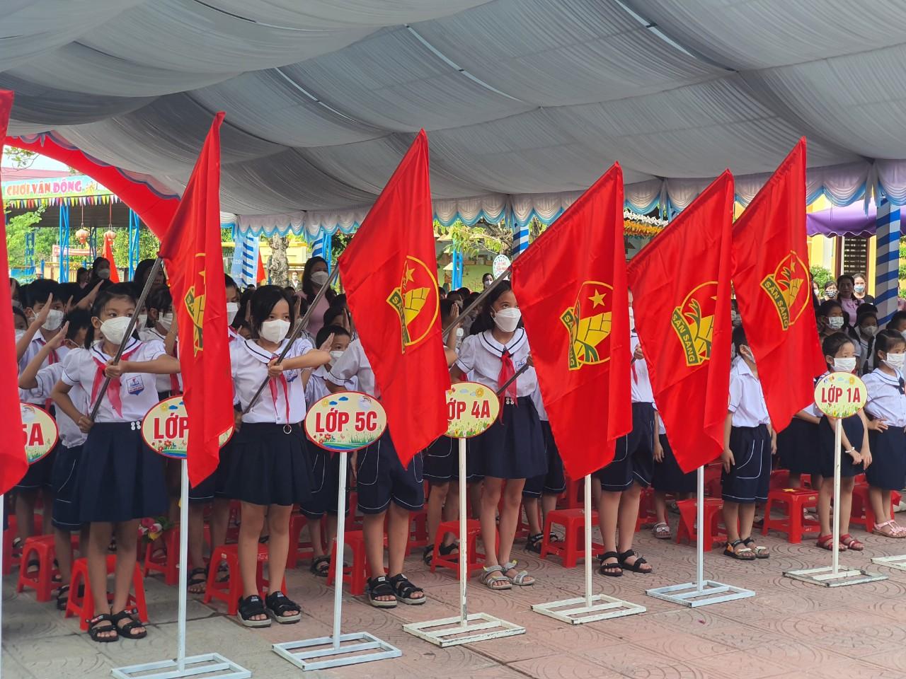 Nghi lễ chào cờ trong Lễ khai giảng năm học mới của học sinh Trường Tiểu học Đức Ninh Đông. Nghi lễ chào cờ trong Lễ khai giảng năm học mới của học sinh Trường Tiểu học Đức Ninh Đông.