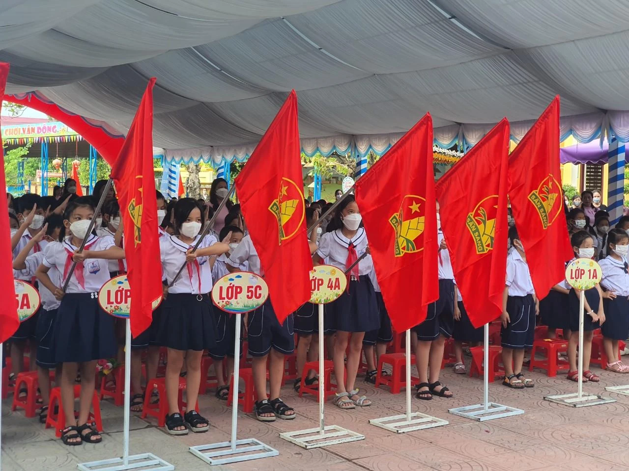 Nghi lễ chào cờ trong Lễ khai giảng năm học mới của học sinh Trường Tiểu học Đức Ninh Đông.