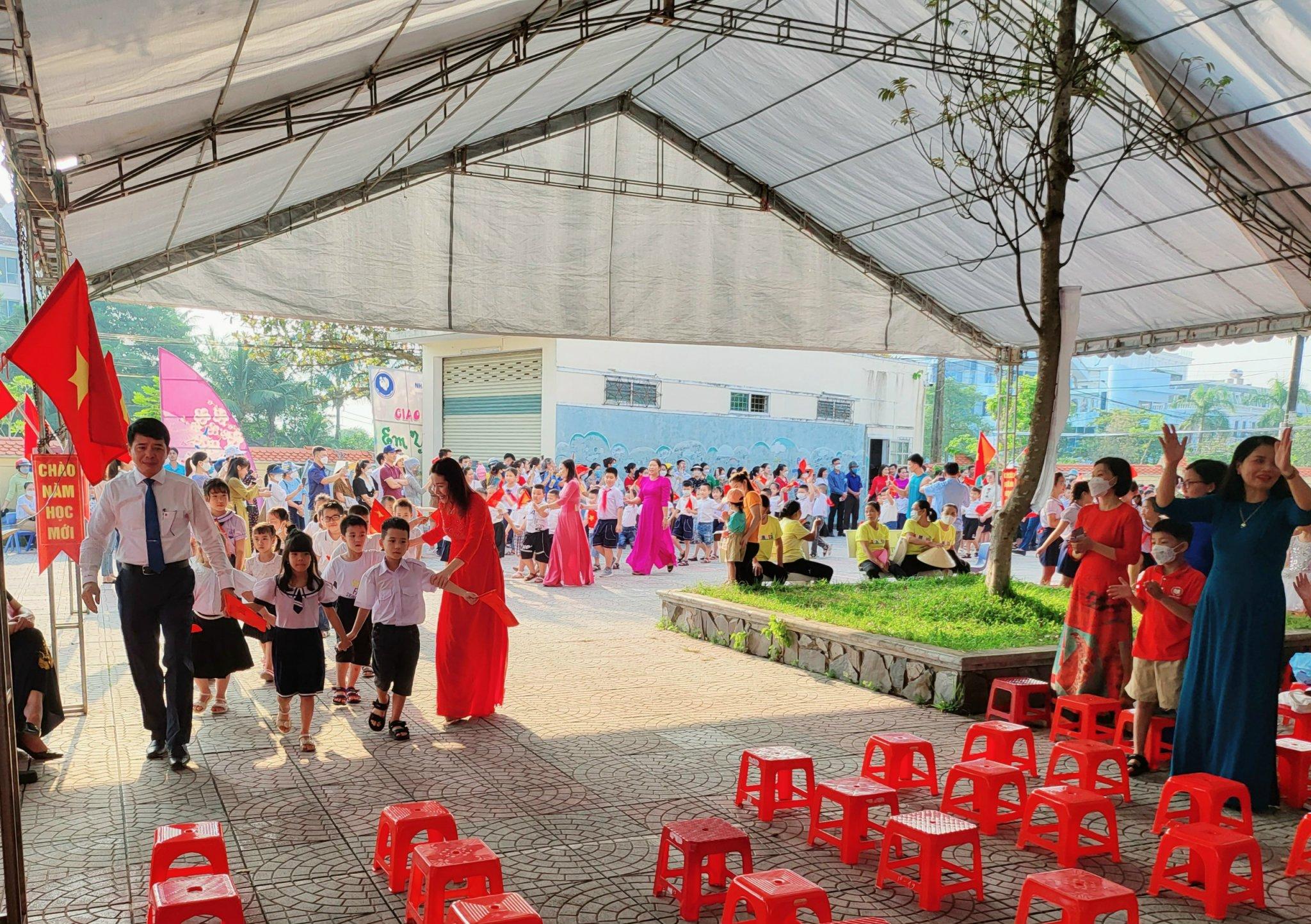 Ông Hoàng Ngọc Đan, Chủ tịch UBND TP Đồng Hới và cô giáo Lương Thị Hoa Lý, Hiệu trưởng Trường Tiểu học Hải Đình, TP Đồng Hới, tỉnh Quảng Bình đón chào học sinh lớp 1. Ông Hoàng Ngọc Đan, Chủ tịch UBND TP Đồng Hới và cô giáo Lương Thị Hoa Lý, Hiệu trưởng Trường Tiểu học Hải Đình, TP Đồng Hới, tỉnh Quảng Bình đón chào học sinh lớp 1.