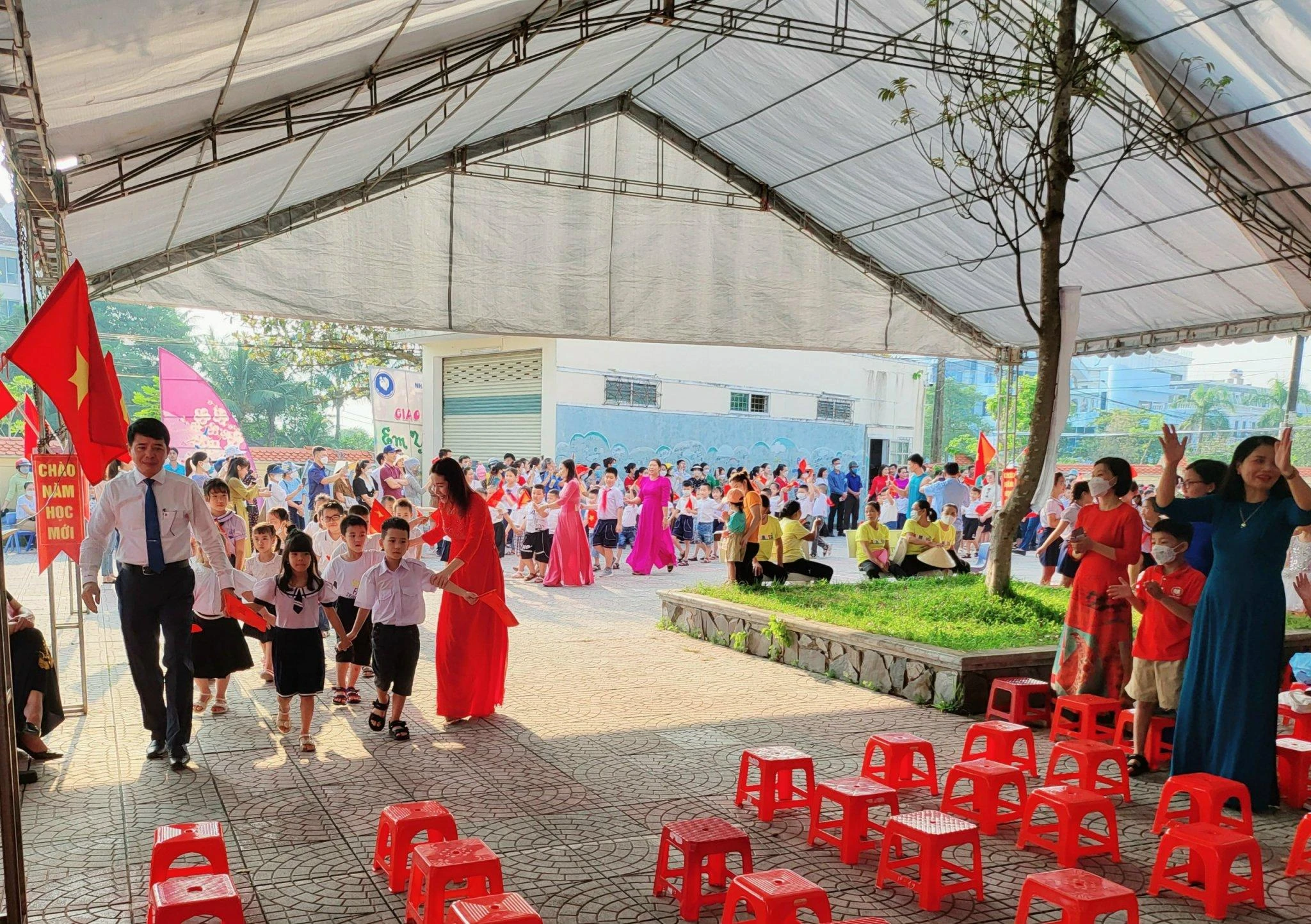 Ông Hoàng Ngọc Đan, Chủ tịch UBND TP Đồng Hới và cô giáo Lương Thị Hoa Lý, Hiệu trưởng Trường Tiểu học Hải Đình, TP Đồng Hới, tỉnh Quảng Bình đón chào học sinh lớp 1.