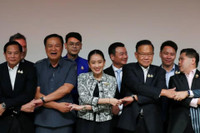 Hinh-anh-con-gai-ong-Thaksin-tro-thanh-thu-tuong-tre-nhat-Thai-Lan-4.jpg