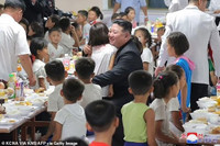 Chum-anh-ong-Kim-Jong-Un-phat-banh-cho-tre-em-so-tan-sau-lu-lut-tan-khoc-3.jpg