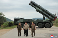 ong-kim-jong-un-thi-sat-ban-thu-phao-phan-luc-600mm-moi-01.jpg