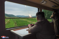 ong-kim-jong-un-thi-sat-ban-thu-phao-phan-luc-600mm-moi-03.jpg