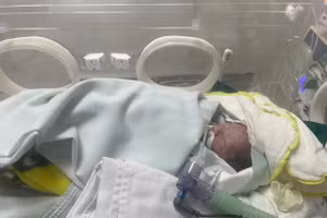 Trẻ sơ sinh bị bỏ rơi được cứu sống kịp thời.