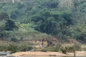 Khai thác cát trái phép trên sông Lò (Quan Sơn).