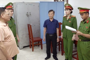Cơ quan Cảnh sát điều tra Công an tỉnh Thanh Hoá thi hành Lệnh bắt ông Cao Tiến Đoan.