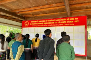 Cử tri bản Vần Trong, xã Yên Thắng (Thanh Hóa) có mặt tại nhà văn hoá bản để nắm bắt thông tin.