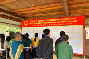 Cử tri bản Vần Trong, xã Yên Thắng (Thanh Hóa) có mặt tại nhà văn hoá bản để nắm bắt thông tin.