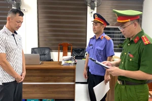 Cơ quan Cảnh sát điều tra Công an tỉnh Thanh Hóa tống đạt Quyết định khởi tố bị can đối với Phạm Văn Đức.