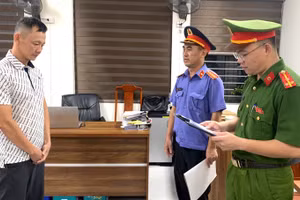 Cơ quan Cảnh sát điều tra Công an tỉnh Thanh Hóa tống đạt Quyết định khởi tố bị can đối với Phạm Văn Đức.