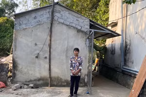 Chị Thiết có tiền sử bệnh thần kinh, con gái nằm liệt một chỗ.