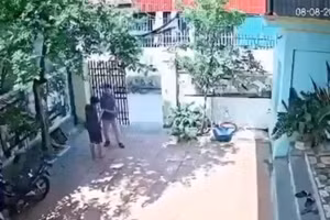 Hình ảnh được cho là thầy giáo đánh nam sinh lan truyền trên mạng xã hội (Ảnh: cắt từ clip).