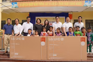 Báo GD&TĐ cùng nhà tài trợ trao tặng tivi tới thầy trò Trường Tiểu học Mường Lý (Thanh Hóa).