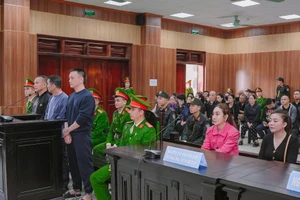 Vi "ngộ" và các bị cáo hầu toà.