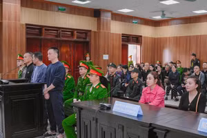 Vi "ngộ" và các bị cáo hầu toà.