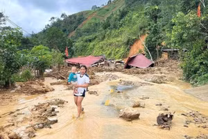 Bản làng tan hoang sau cơn lũ quét.