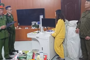 Cảnh sát khám xét nơi sản xuất, nơi cất giấu hàng hoá của các đối tượng.