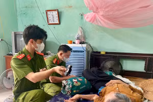 Lực lượng Công an đến các gia đình liệt sĩ có thân nhân già yếu, không đi lại được để thu nhận ADN, xác định danh tính liệt sĩ.