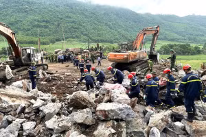 Lực lượng chức năng tham gia cứu nạn, cứu hộ tại hiện trường vụ sạt lở đất, đá.