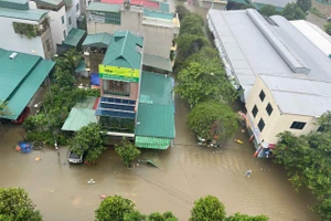 Mưa lớn khiến nhiều đường thuộc các phường Hạc Thành, Quảng Phú, Đông Sơn... ngập sâu.