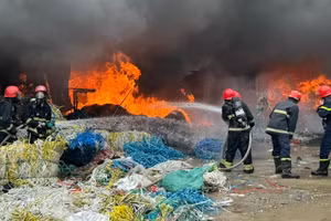 Lực lượng chức năng nỗ lực dập đám cháy.