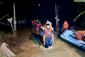 Lực lượng chức năng sơ tán người dân trong cơn bão Kajiki.