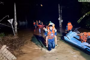 Lực lượng chức năng sơ tán người dân trong cơn bão Kajiki.