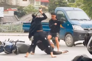 Nam thanh niên manh động chém người giữa phố. (Ảnh cắt từ clip)