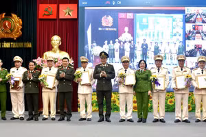 Lãnh đạo Công an tỉnh chúc mừng 8 Trưởng phòng, Trưởng, Phó Trưởng Công an cấp huyện về nghỉ công tác trước tuổi.