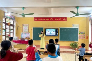 Cô trò Trường Tiểu học Lương Trung, xã Quý Lương (Thanh Hóa) trong tiết học kỹ năng sống.