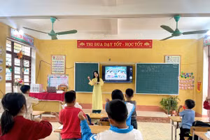 Cô trò Trường Tiểu học Lương Trung, xã Quý Lương (Thanh Hóa) trong tiết học kỹ năng sống.