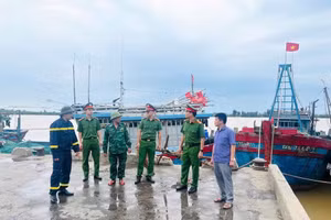 Lực lượng chức năng kiểm tra công tác neo đậu tàu thuyền, sẵn sàng ứng phó với bão số 3 của ngư dân.