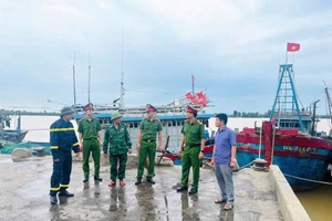 Lực lượng chức năng kiểm tra công tác neo đậu tàu thuyền, sẵn sàng ứng phó với bão số 3 của ngư dân.
