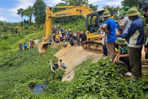 Cơ quan chức năng vào cuộc điều tra trang trại lợn xả thải.