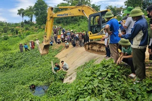 Máy múc tháo dỡ đường ống xả thải tại trang trại lợn gây ô nhiễm ở Thanh Hóa.