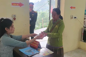 Nhiều cử tri ở xa phải đi bộ đường rừng cả giờ đồng hồ để đến nơi bỏ phiếu.