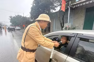 Lực lượng CSGT kiểm tra nồng độ cồn người điều khiển xe ô tô trong dịp Tết Nguyên đán.