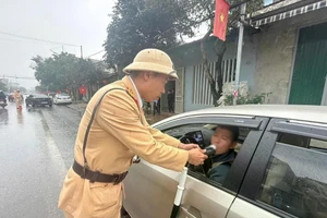 Lực lượng CSGT kiểm tra nồng độ cồn người điều khiển xe ô tô trong dịp Tết Nguyên đán.