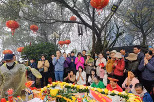 Trong ngày "mở cổng trời", rất đông du khách đến huyệt đạo để cầu xin một năm mới bình an, may mắn.