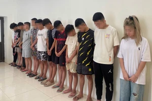 Nhóm thanh, thiếu niên bị triệu tập tại cơ quan công an.