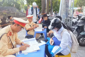 CSGT Thanh Hoá xử lý học sinh vi phạm.