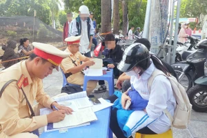 CSGT Thanh Hoá xử lý học sinh vi phạm.