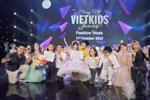 Ban Giám khảo chụp ảnh lưu niệm cùng "siêu mẫu" nhí giành giải đặc biệt.