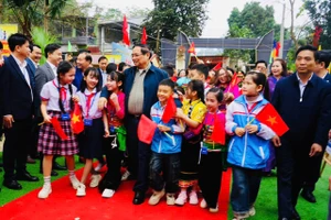 Thủ tướng Phạm Minh Chính và các em học sinh dự lễ khởi công dự án Trường liên cấp Cẩm Thạch.