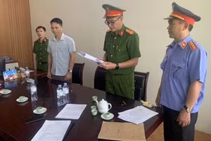 Cơ quan CSĐT Công an tỉnh Thanh Hóa thi hành Lệnh khám xét nơi làm việc đối với bị can Phạm Văn Hồng.