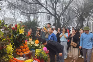 Đông đảo du khách về huyệt đạo Am Tiên trong ngày "mở cổng trời".